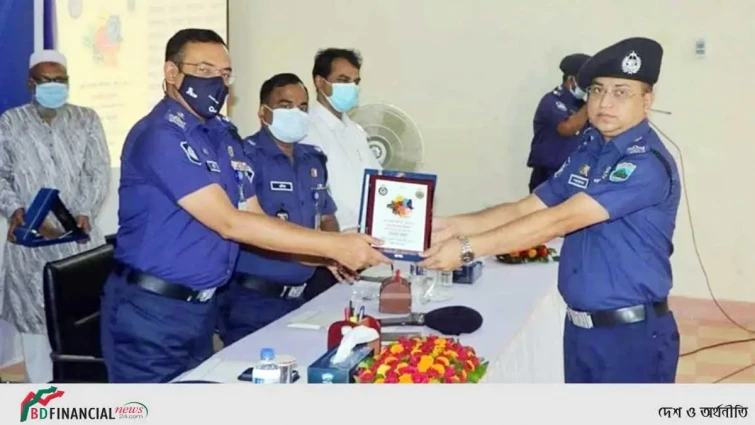 বগুড়ায় পুরস্কৃত হলেন ৪৫ পুলিশ সদস্য