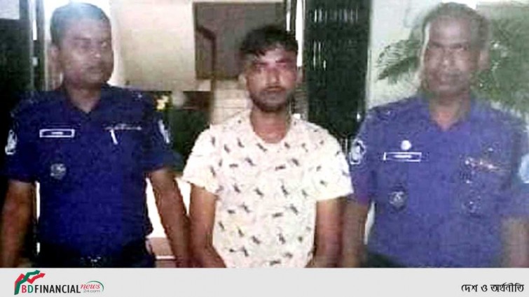 নদীতে ঝাঁপ দিয়ে যুবককে ধরলো পুলিশ