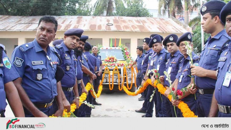 বিদায় বেলায় নিজে কাঁদলেন, সহকর্মীদেরও কাঁদালেন পাবনার এসপি