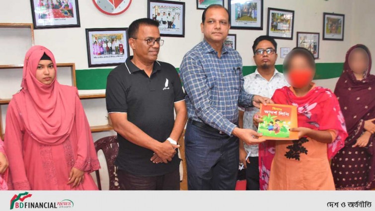 সামাজিক প্রতিবন্ধী মেয়েরা পেলেন পুলিশ সুপারের উপহার