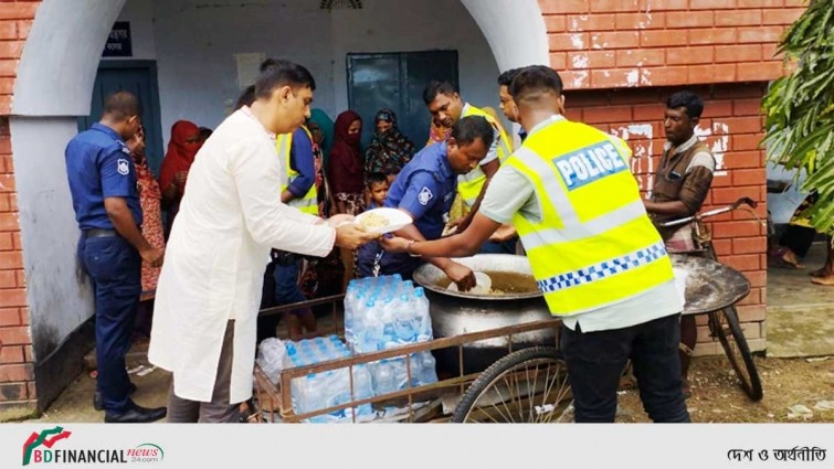 সিলেটে বানভাসি মানুষদের পোলাও-মাংস খাওয়ালো পুলিশ