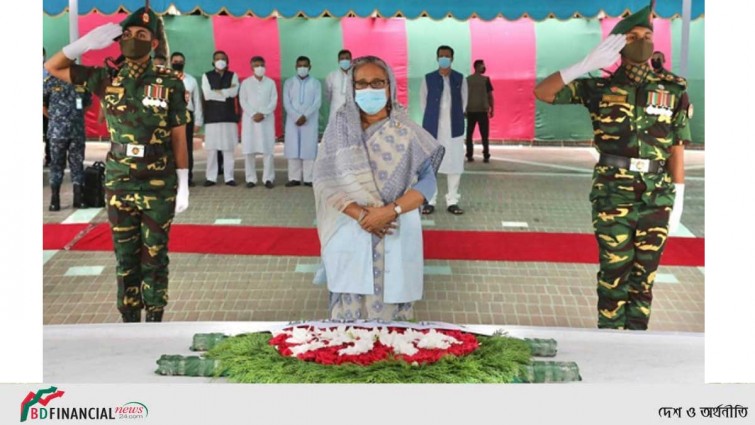 পদ্মাসেতু পাড়ি দিয়ে টুঙ্গিপাড়ায় বঙ্গবন্ধুর সমাধিতে প্রধানমন্ত্রীর প্রার্থনা