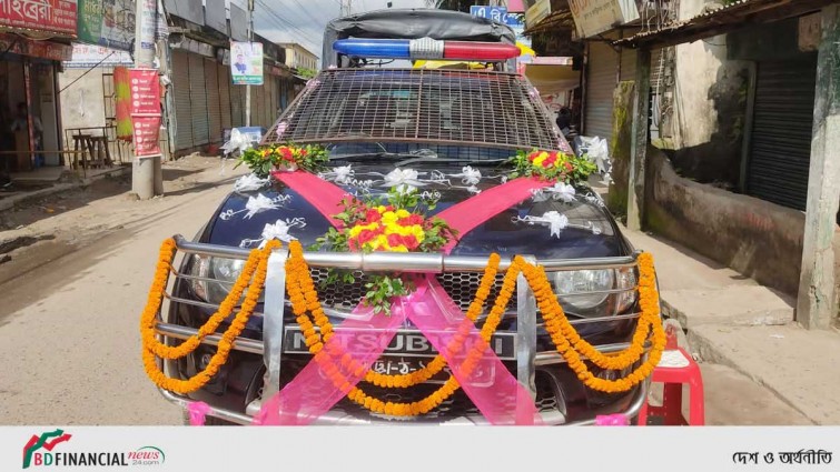 চাকরিজীবনের শেষ দিন সুসজ্জিত গাড়িতে বাড়ি ফিরলেন পুলিশ সদস্য
