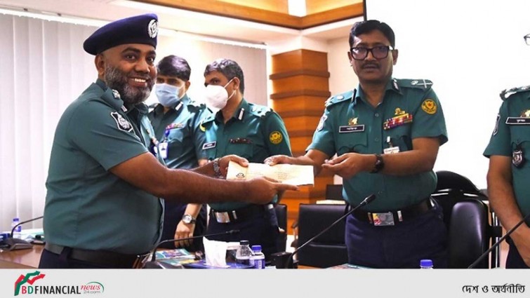 মে মাসে ভালো কাজের পুরস্কার পেলেন ডিএমপির যেসব কর্মকর্তা