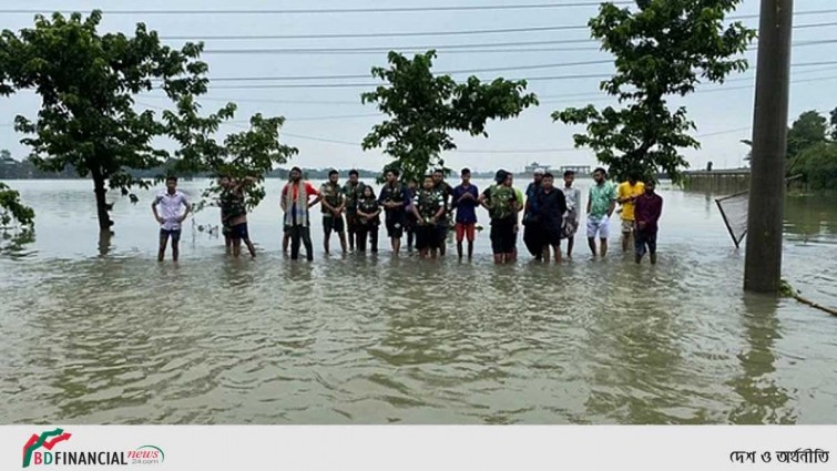 বন্যায় সুরমার চরে আটকে পড়া শিক্ষার্থীদের উদ্ধার করল বাংলাদেশ সেনাবাহিনী