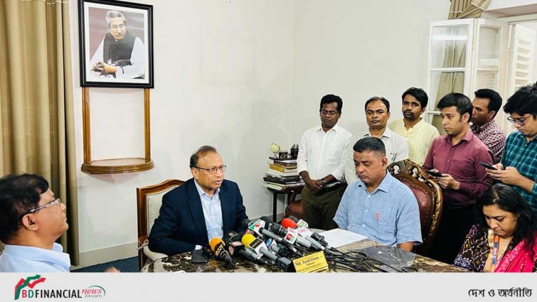 বন্যার পানি নামতে রাস্তা কাটার নির্দেশ স্থানীয় মন্ত্রীর
