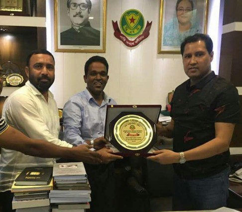 তেজগাঁও জোনের উপ পুলিশ কমিশনার বিপ্লব কুমার সরকারকে কুইক মিডিয়ার পক্ষ থেকে ক্রেস্ট প্রদান