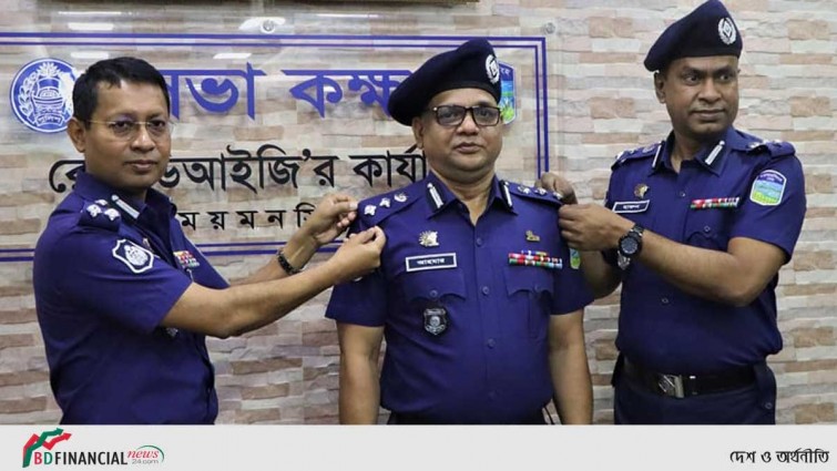 রেঞ্জ ডিআইজি কার্যালয় ময়মনসিংহে সদ‍্য পদোন্নতিপ্রাপ্ত অ্যাডিশনাল ডিআইজিদের র‌্যাংক ব্যাজ পরিধান