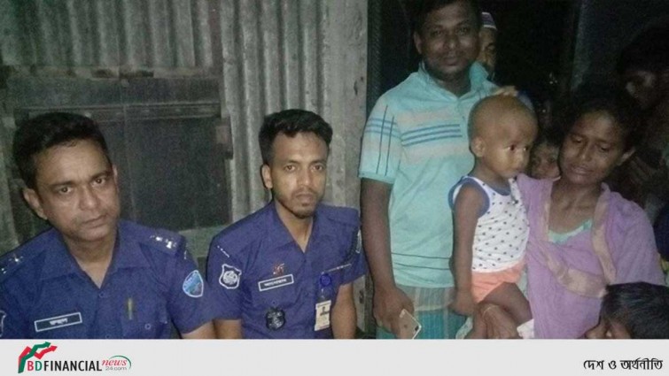 বিক্রি করলেন বাবা, আব্দুল্লাহকে মায়ের কোলে ফিরিয়ে দিলো পুলিশ