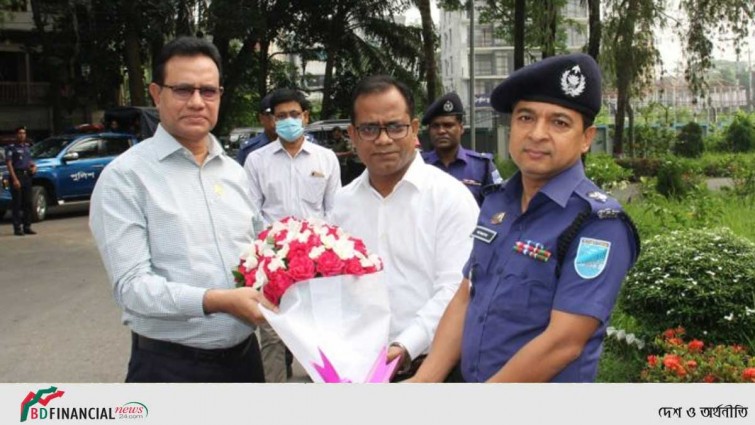 ঢাকা বিভাগীয় কমিশনারকে ফুলেল শুভেচ্ছা মানিকগঞ্জের এসপির