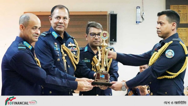 বাংলাদেশ বিমান বাহিনীর জুনিয়র কমান্ড ও স্টাফ কোর্সের সনদপত্র বিতরণ