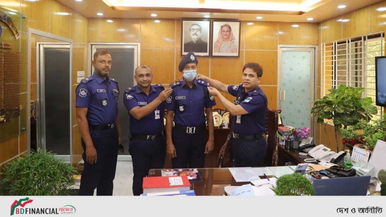 পদোন্নতি প্রাপ্তদের র‍্যাংক ব্যাজ পরিয়ে দিলেন চুয়াডাঙ্গার পুলিশ সুপার