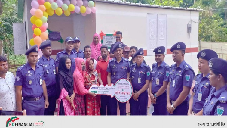বাহুবলে পুলিশের মানবিকতায় দুই সন্তানকে নিয়ে মাথাগোঁজার ঠাঁই পেলেন সিমু