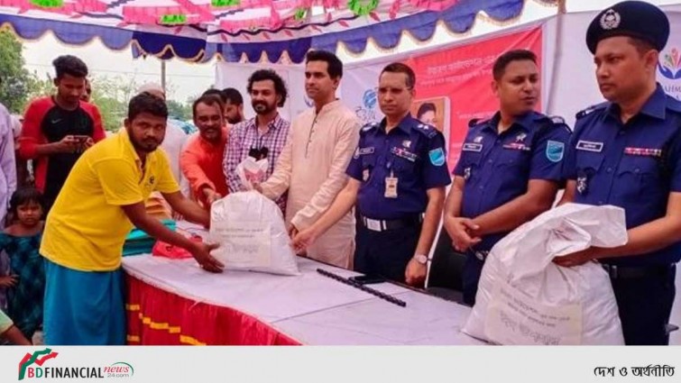 বেদে সম্প্রদায়ের মাঝে ঈদ সামগ্রী দিলেননারায়ণগঞ্জের পুলিশ সুপার জায়েদুল আলম