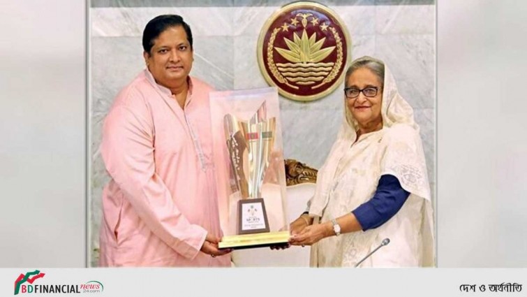 প্রধানমন্ত্রীর হাতে মালদ্বীপ স্পোর্টস অ্যাওয়ার্ড