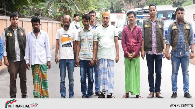 দেশীয় অস্ত্র ও লুন্ঠিত মালামাল উদ্ধারসহ অপহরণকারী চক্রের ৫ সদস্য গ্রেপ্তার