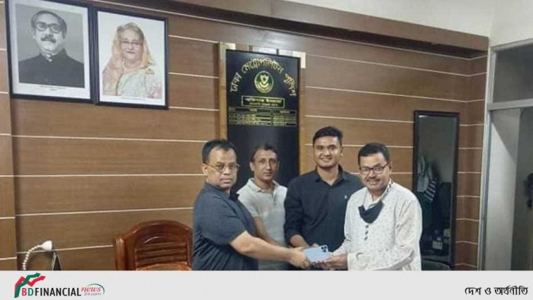৭৫ দিন পর উদ্ধার হলো ফরহাদ মজুমদারের ছিনতাই হওয়া আইফোন