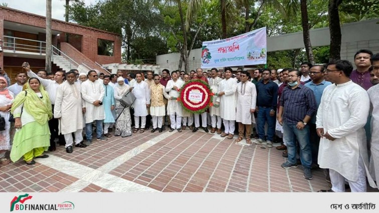 বঙ্গবন্ধুর সমাধিতে দুদক সার্ভিস অ্যাসোসিয়েশনের শ্রদ্ধা