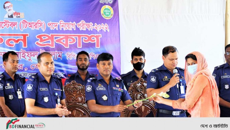 ভোলায় টিআরসি পদে নিয়োগ পরীক্ষায় চুড়ান্তভাবে নির্বাচিত প্রার্থীদের ফুলেল শুভেচ্ছা
