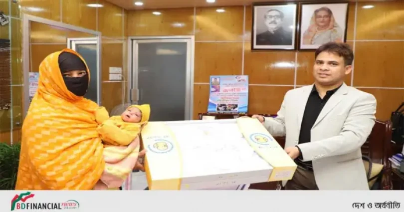 কন্যা সন্তান জন্ম নেয়ার খবর শোনার সাথে সাথে উপহার পৌঁছে দিচ্ছে চুয়াডাঙ্গা জেলা পুলিশ