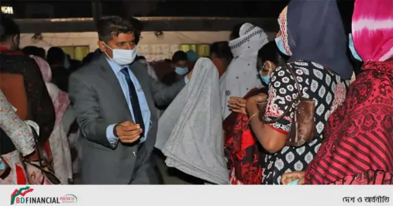 তৃতীয় লিঙ্গের শীতার্ত মানুষদের মাঝে কম্বল বিতরণ করলেন জেলা প্রশাসক, ঢাকা