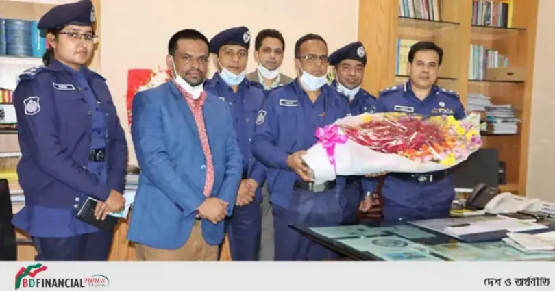 ডিআইজি পদে পদোন্নতি হ‌ওয়ায় মোঃ আসাদুজ্জামানকে ঢাকা জেলা পুলিশের ফুলেল শুভেচ্ছা