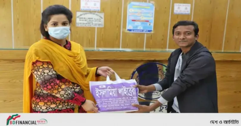 চাকুরি প্রত্যাশী শিক্ষার্থীকে বই শুভেচ্ছা উপহার দিলেন পুলিশ সুপার জাহিদুল ইসলাম