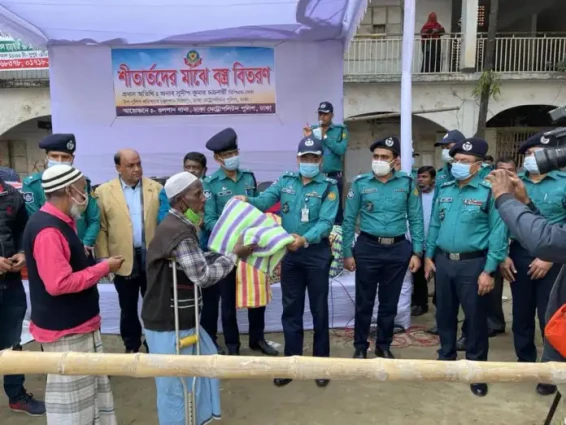 সামাজিক দায়বদ্ধতার অংশ হিসেবে গুলশান থানার উদ্যোগে শীতার্তদের মাঝে বস্ত্র বিতরণ