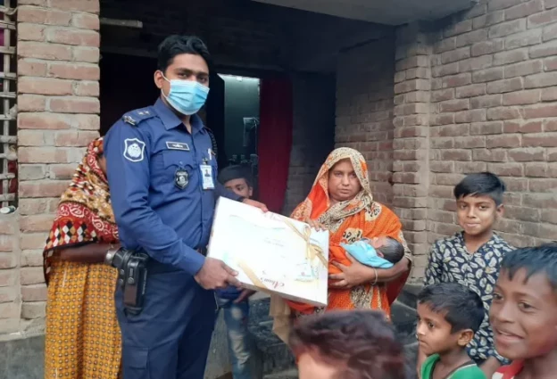 চুয়াডাঙ্গা পুলিশ সুপার ও জেলা পুলিশের পক্ষ থেকে সদ্য ভূমিষ্ঠ ছয় কন্যা শিশুর পরিবারকে পাঠানো হলো ফুল ও নতুন পোশাক