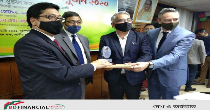টেলিযোগাযোগ খাতের সর্বোচ্চ করদাতা হিসেবে ট্যাক্স কার্ড ও সম্মাননা পেয়েছে গ্রামীণফোন