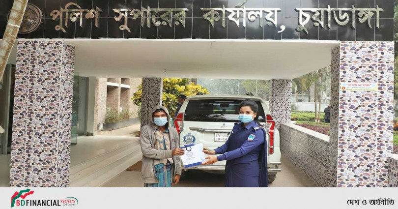 অসহায় লাকি খাতুন এর ছেলে সবুজ’কে ঔষধ প্রদান করলেন মানিবক পুলিশ সুপার, চুয়াডাঙ্গা