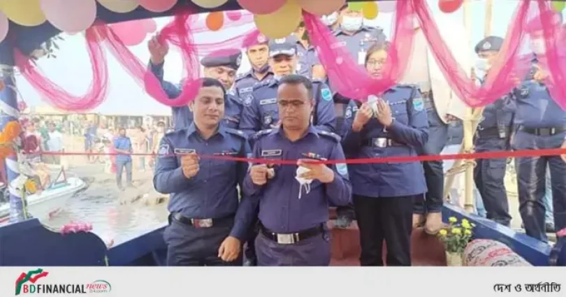 দোহার থানা কে ঢাকা জেলা পুলিশের পক্ষ থেকে একটি টহল বোট প্রদান