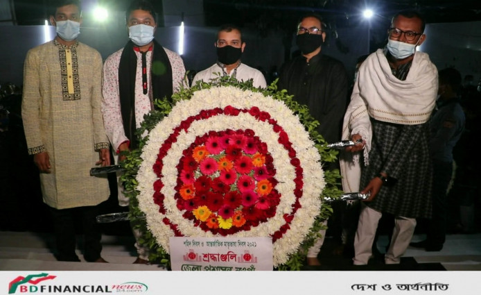 শহীদ মিনারে পুষ্পস্তবক অর্পনের মধ্য দিয়ে দিবসের কর্মসূচী শুরু করলেন নওগাঁর জেলা প্রশাসক