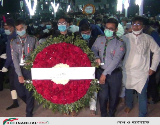 জয়পুরহাটে শহীদ দিবস ও আন্তর্জাতিক মাতৃভাষা দিবসের প্রথম প্রহরে পুষ্পস্তবক অর্পণ করেন জেলা প্রশাসক