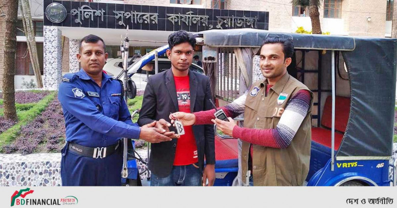 চুয়াডাঙ্গা পুলিশ সুপারের প্রত্যক্ষ হস্তক্ষেপে ইজিবাইক উদ্ধার পূর্বক হস্তান্তর