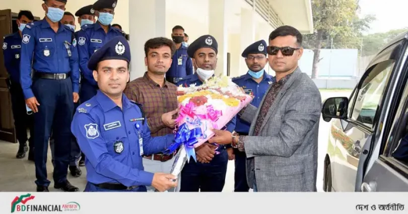 কুষ্টিয়া জেলার নবাগত পুলিশ সুপারকে ফুলের তোড়া দিয়ে অভিনন্দন ও শুভেচ্ছা