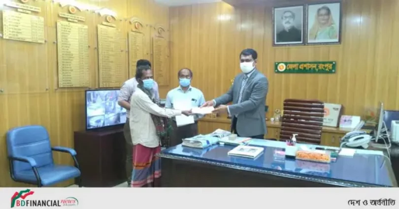 কেন্দ্রীয় যাকাত ফান্ড থেকে আর্থিক অনুদানের চেক বিতরণ করলেন জেলা প্রশাসক রংপুর