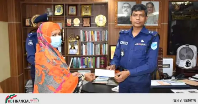 ক্যান্সার আক্রান্ত কনস্টেবল এর চিকিৎসা সহায়তার জন্য  ২ লক্ষ টাকার চেক তুলে দিলেন ফরিদপুরের পুলিশ সুপার