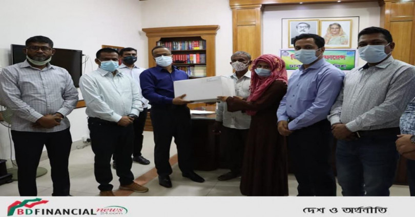 পুলিশ মেমোরিয়াল ডে-২০২১ উপলক্ষে আইজিপির উপহার বিতরণ করলেন ঢাকা জেলার পুলিশ সুপার