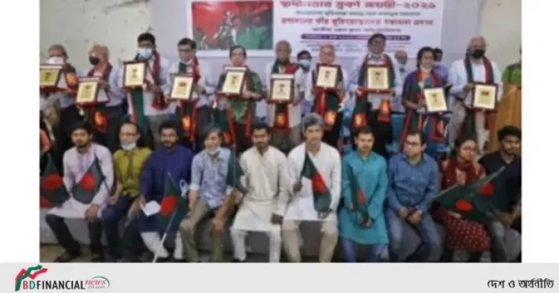 মার্চের প্রথম দিনে ১০ জন বীর মুক্তিযোদ্ধার হাতে জাতীয় পতাকা তুলে দিয়ে এবং উত্তরীয় পরিয়ে সন্মাননা প্রদান