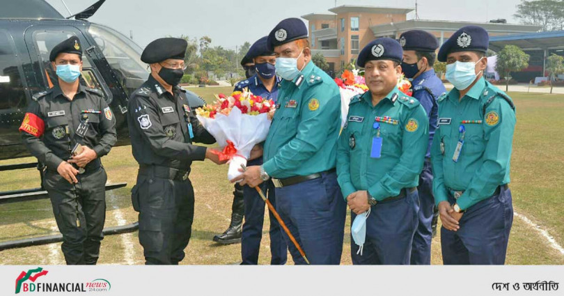 র‍্যাব মহাপরিচালককে ফুলেল শুভেচ্ছা জানালেন কেএমপি'র পুলিশ কমিশনার