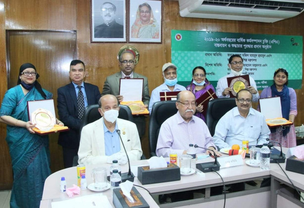 শিল্প মন্ত্রণালয়ে ২০১৯-২০২০ অর্থবছরে বার্ষিক কর্মসম্পাদন চুক্তি বাস্তবায়ন ও শুদ্ধাচার পুরস্কার প্রদান