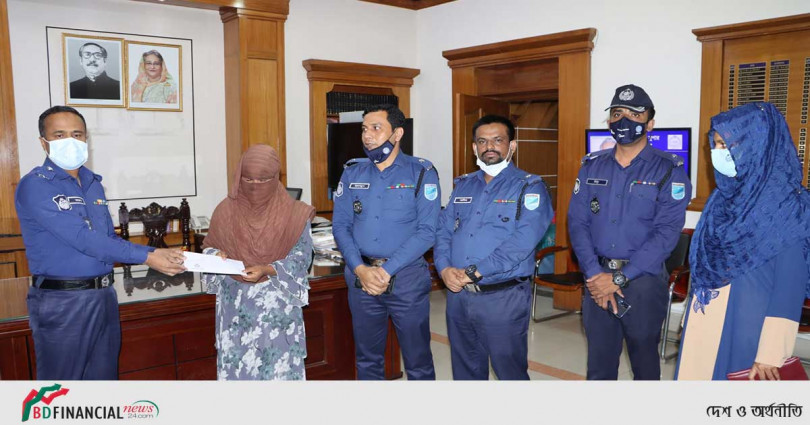 বাস থেকে ধাক্কা দিয়ে ফেলে দেয়া বাক প্রতিবন্ধী নারীকে অর্থ সহায়তা দিলেন ঢাকা জেলা পুলিশ সুপার