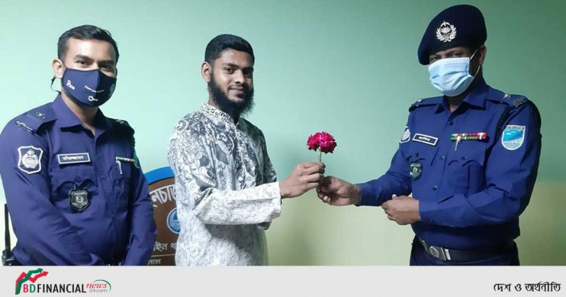 ওয়ারেন্ট ভুক্ত আসামির হাতে হাতকড়া না পরিয়ে দেয়া হলো গোলাপ ফুল