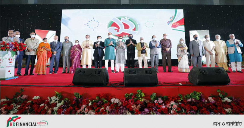 প্রতিষ্ঠাবার্ষিকীতে ১৯ গুণীজনকে সম্মাননা দিয়েছে বাংলাদেশ প্রতিদিন