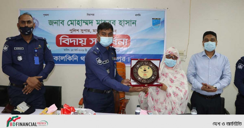 পুলিশ সুপার  মাহবুব হাসানকে বিদায় সংবর্ধনা অনুষ্ঠানে ফুলেল শুভেচ্ছা ও সম্মাননা স্মারক প্রদান