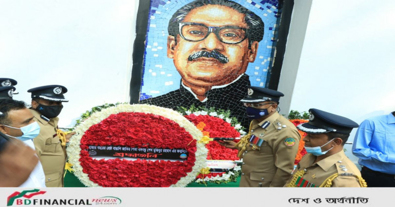 জেলা প্রশাসক কার্যালয় প্রাঙ্গনে বঙ্গবন্ধুর প্রতিকৃতিতে পূস্পস্তবক অর্পন করলেন জিএমপি কমিশনার