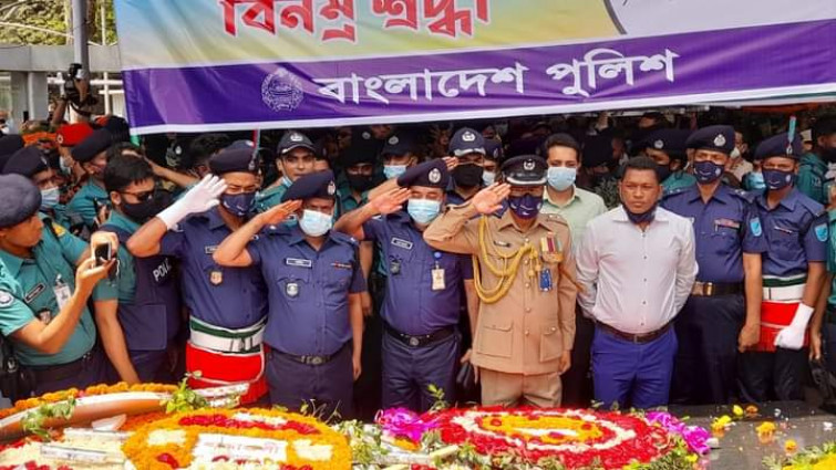 বঙ্গবন্ধুর প্রতিকৃতিতে পুষ্পস্তবক অর্পন করে শ্রদ্ধা নিবেদন করলেন  ঢাকা জেলার পুলিশ সুপার