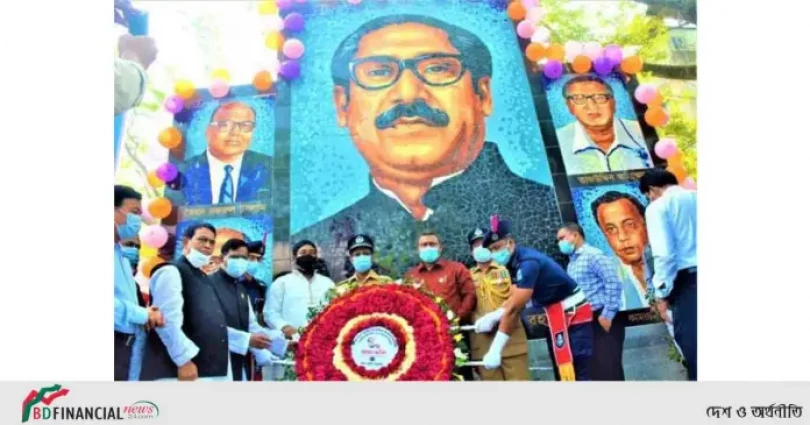 বঙ্গবন্ধুর জন্মবার্ষিকী ও জাতীয় শিশু দিবস-২০২১ উদযাপন উপলক্ষে জাতির পিতার প্রতিকৃতিতে শ্রদ্ধা এবং পুষ্পস্তবক অর্পণ করলো টাঙ্গাইল জেলা পুলিশ