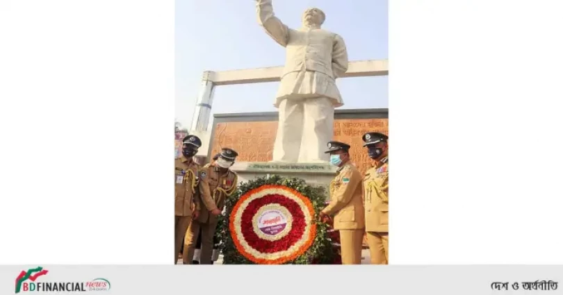 জাতির পিতার স্মৃতি ভাস্কর্যে ফুল দিয়ে শ্রদ্ধা নিবেদন করেন করলেন খুলনা রেঞ্জের ডিআইজি